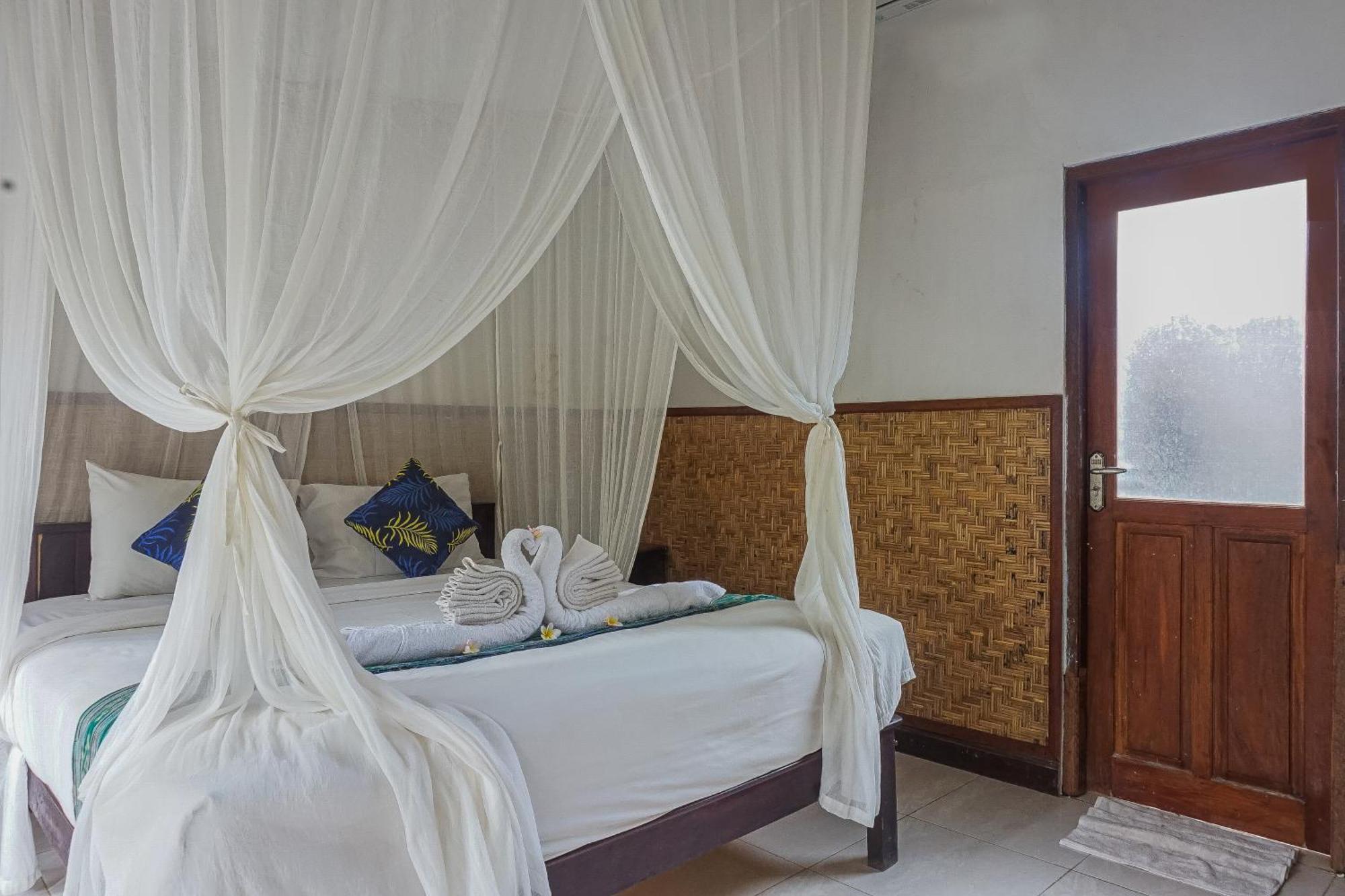 Made Taro - Menjangan Homestay Banyuwedang Екстер'єр фото