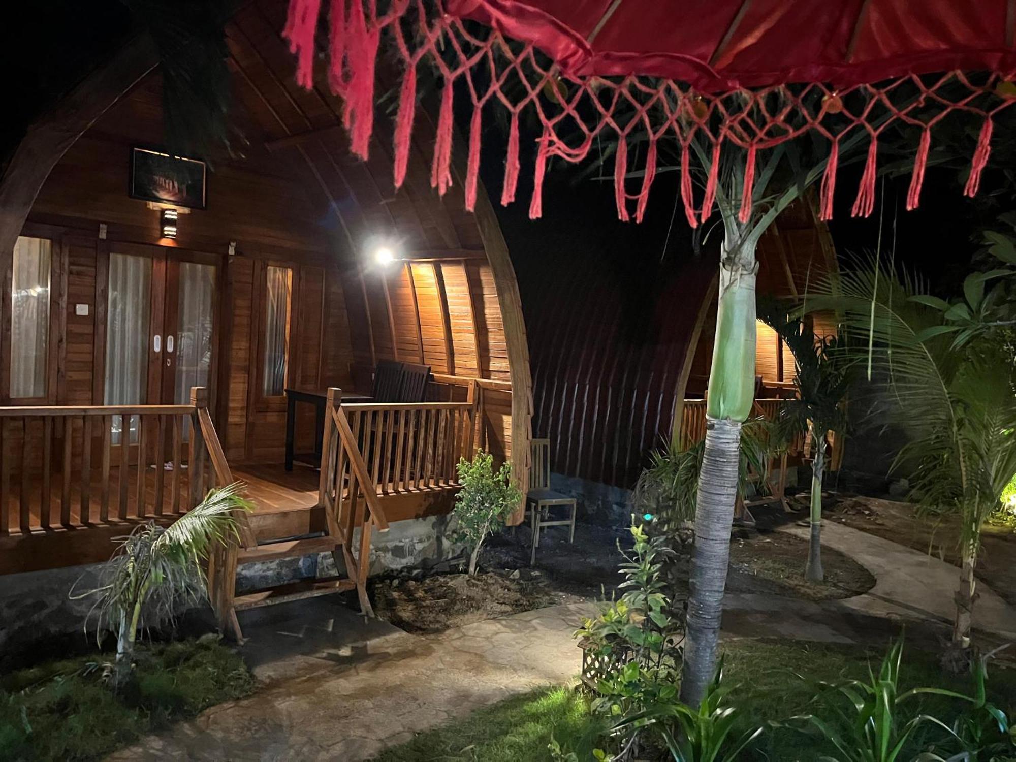 Made Taro - Menjangan Homestay Banyuwedang Екстер'єр фото
