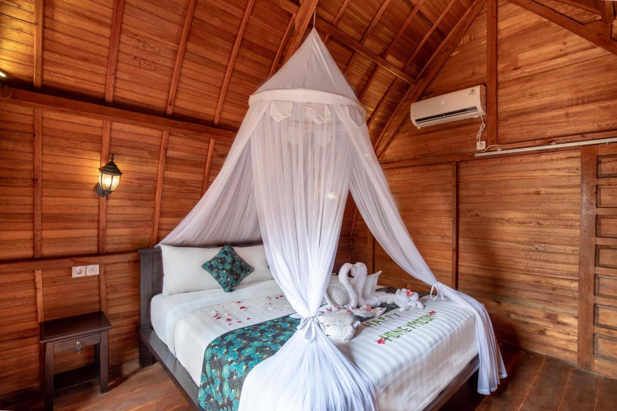 Made Taro - Menjangan Homestay Banyuwedang Екстер'єр фото